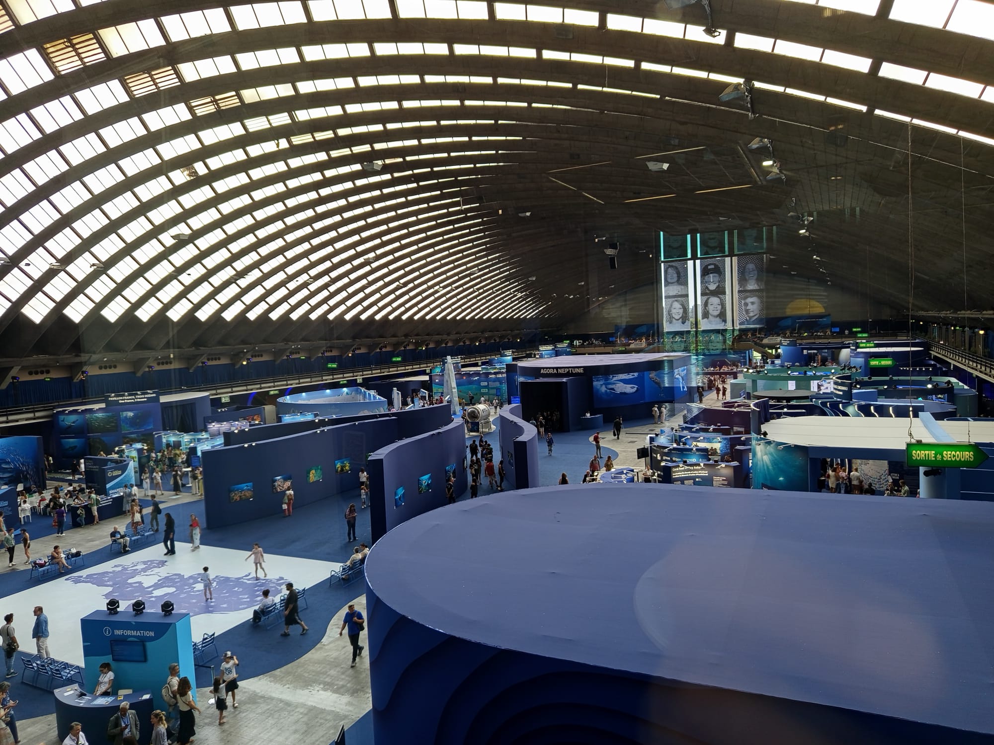 Vue surplombante de La Baleine au Palais des Expositions -